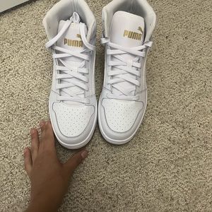 For sale good shoes and they and they look good and they are white